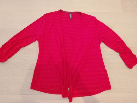 Rotes Strickjäckchen mit Streifen – leicht für den Sommer!
