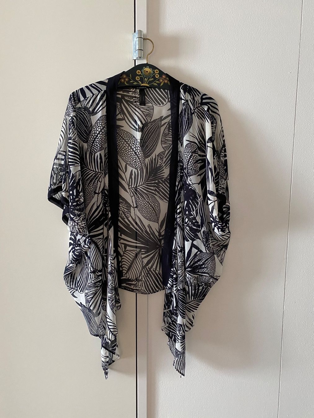 Internationale Kunst: Comma Kimono schwarz/weiss Blumen Print – Neu (gemäss Beschreibung) aus Luzern von Sommer_26 1