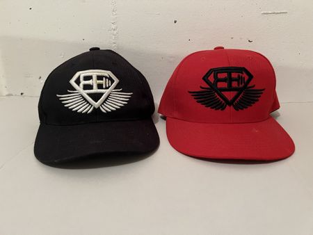 2 coole Caps schwarz & rot "Body Engineer"