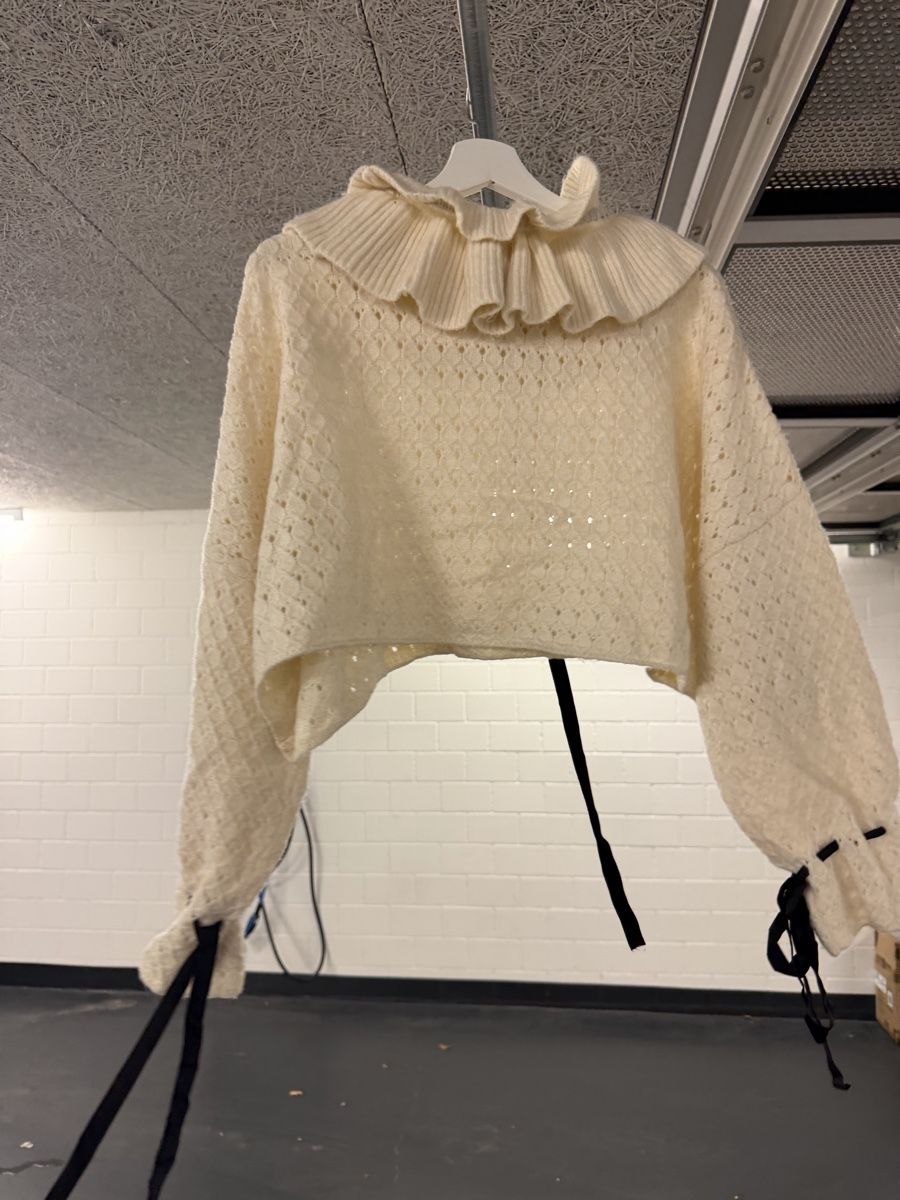 Zara Pullover & Sweatshirts: Zara Strickpullover weiss mit Kragen – Gebraucht aus Freienbach von dan_9rjy 2
