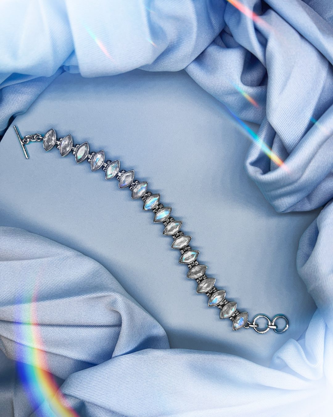 Bracciali & Braccialetti: Silberarmband mit Regenbogen Mondstein – Nuovo e nell'imballaggio originale da Schindellegi venduto da MoonAmber.schmuck