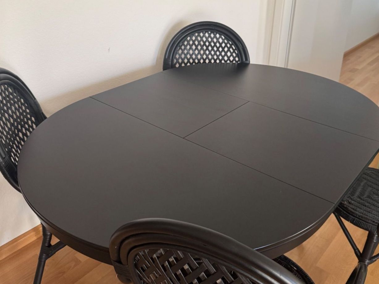 Ikea Tavoli: Schwarzer runder IKEA Esstisch mit 4 Rattanstühlen – Usato da Basel venduto da ana_2wwg 2