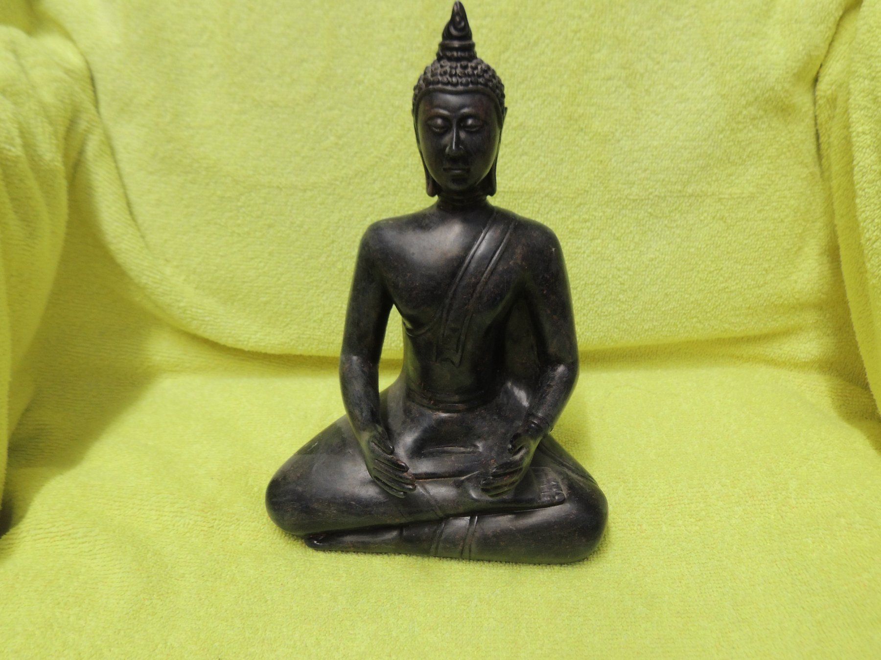 Figuren: Sitzender Buddha aus Kunststoff – Gebraucht aus Mollis von Hg