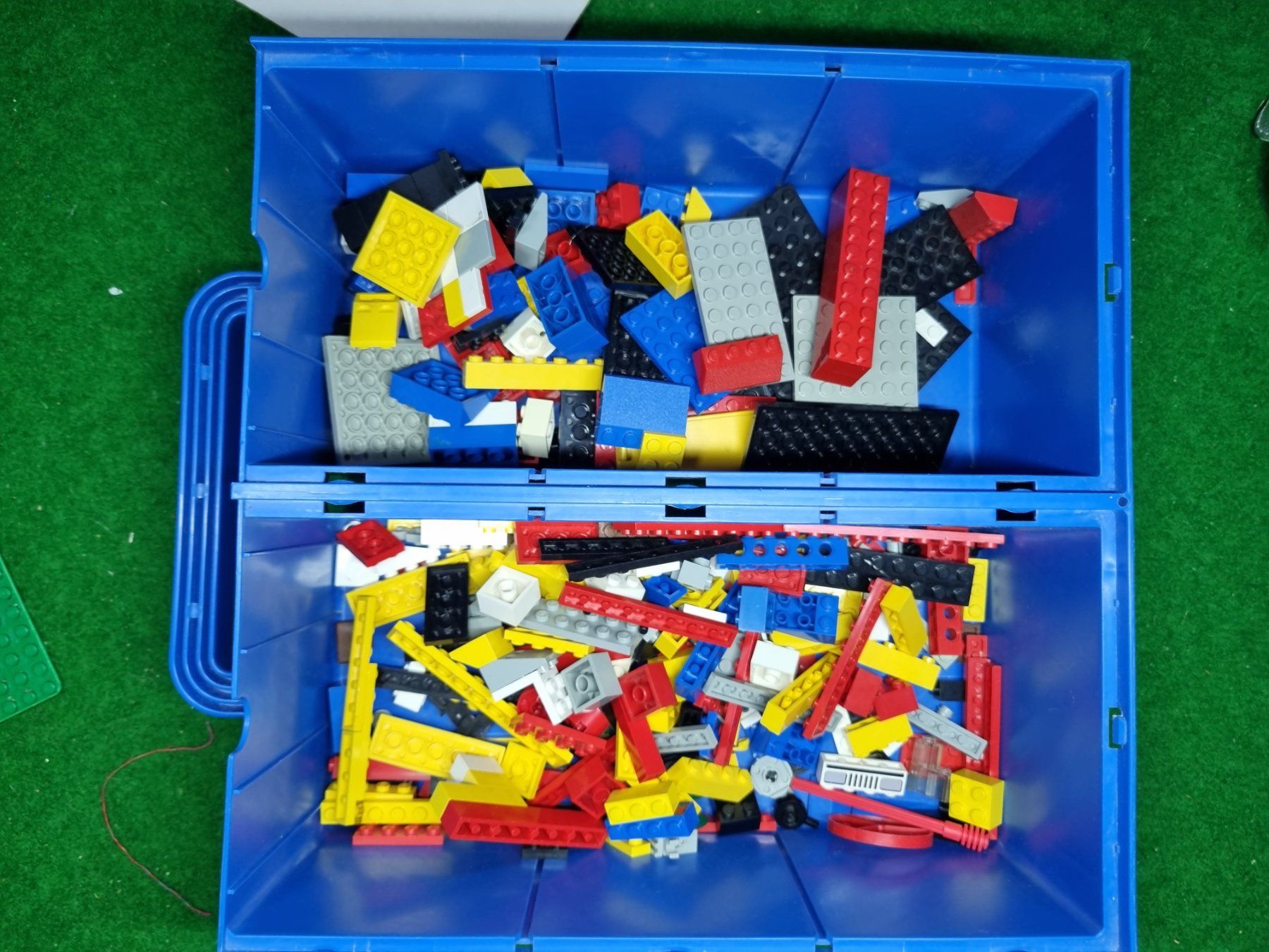 Lego Spielzeuge: Lego Box mit vielen Bauteilen Lot – Gebraucht aus geroldswil von Gumball1 2