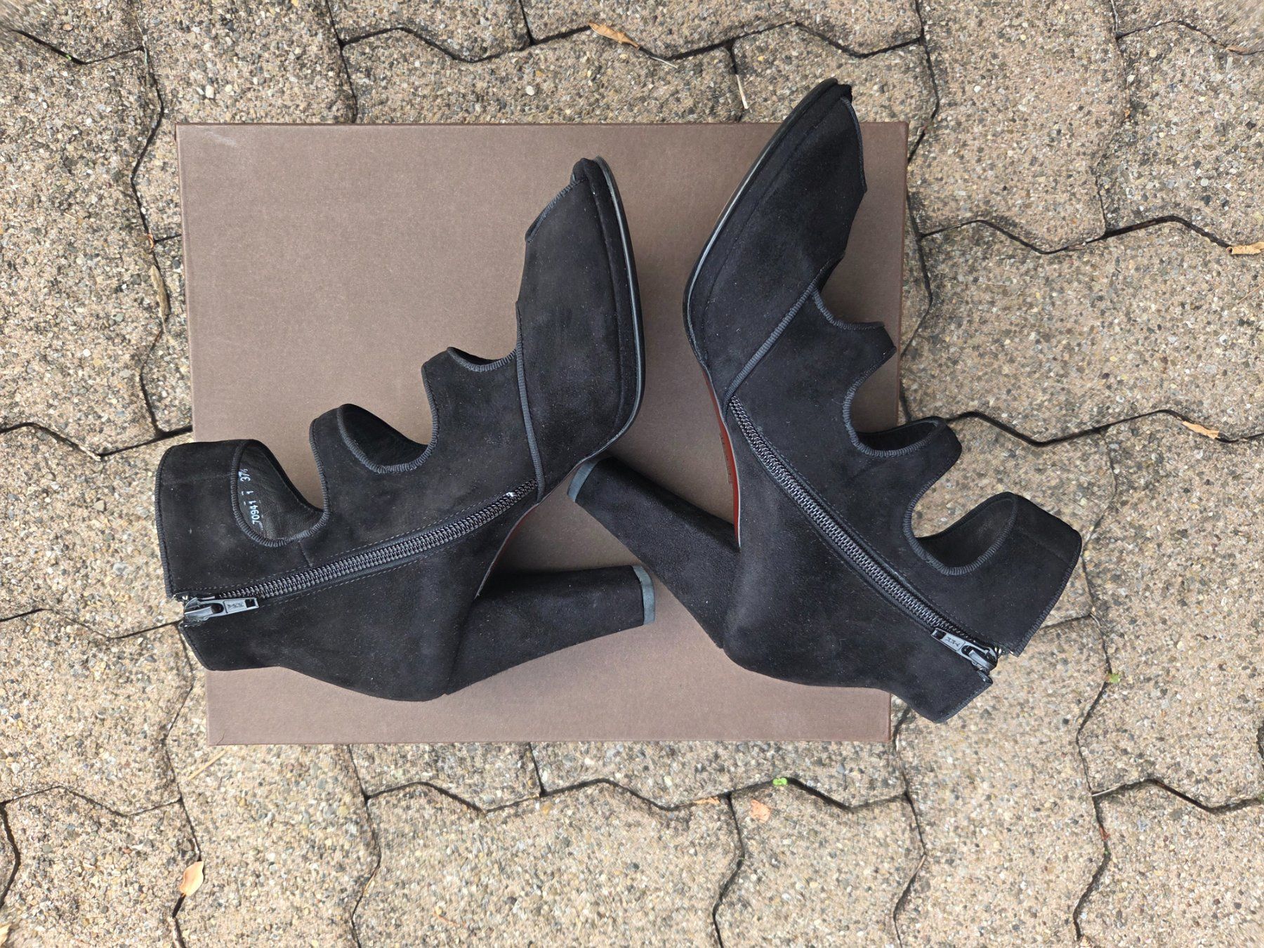 Chie Mihara Chaussures femmes: Chie Mihara Black Suede Booties NEU 37.5 – Neuf (Voir description) à Zürich par aktak 6