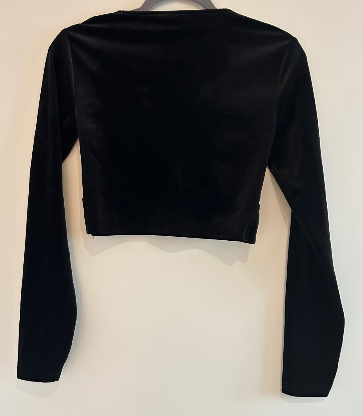 Top: crop top, samt, schwarz mit Knoten vorne – Nuovo (secondo la descrizione) da Bern venduto da Chuerbis 2