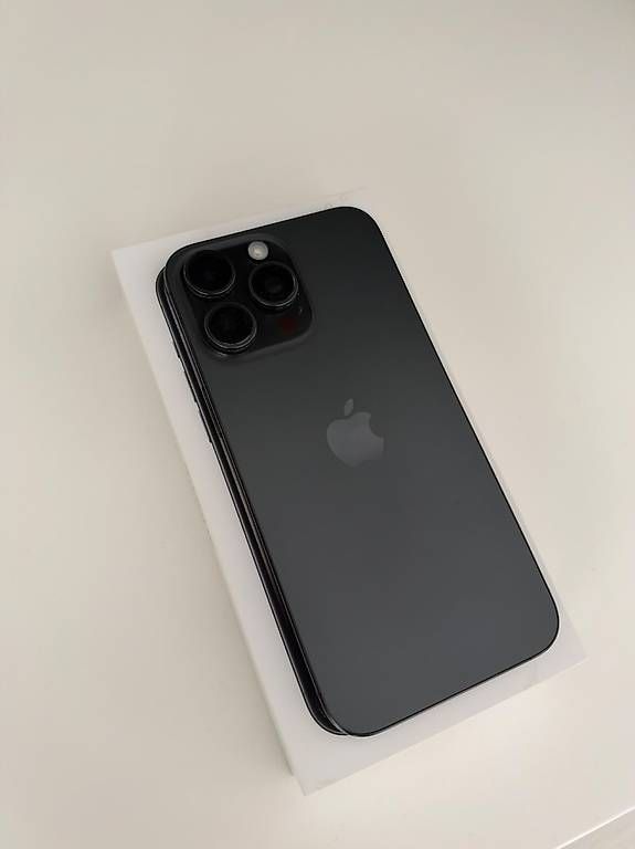 Telefoni cellulari / Smartphones: Iphone 15 pro max Titan black – Usato da Oftringen venduto da Kad.Ha