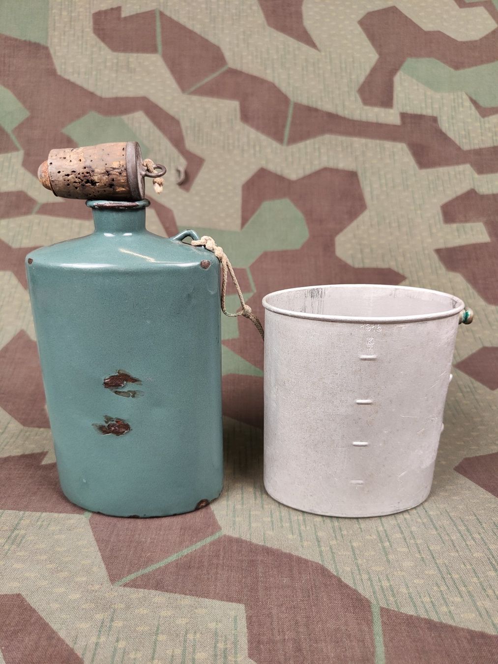 Schweizer Armee Uniformi: Feldflasche Ord. 1914/17 dunkeloliv – Usato da Bauma venduto da SwissMilitaria 2