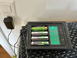 Varta Batterie Ladegerät für 4 AA Batterien und USB