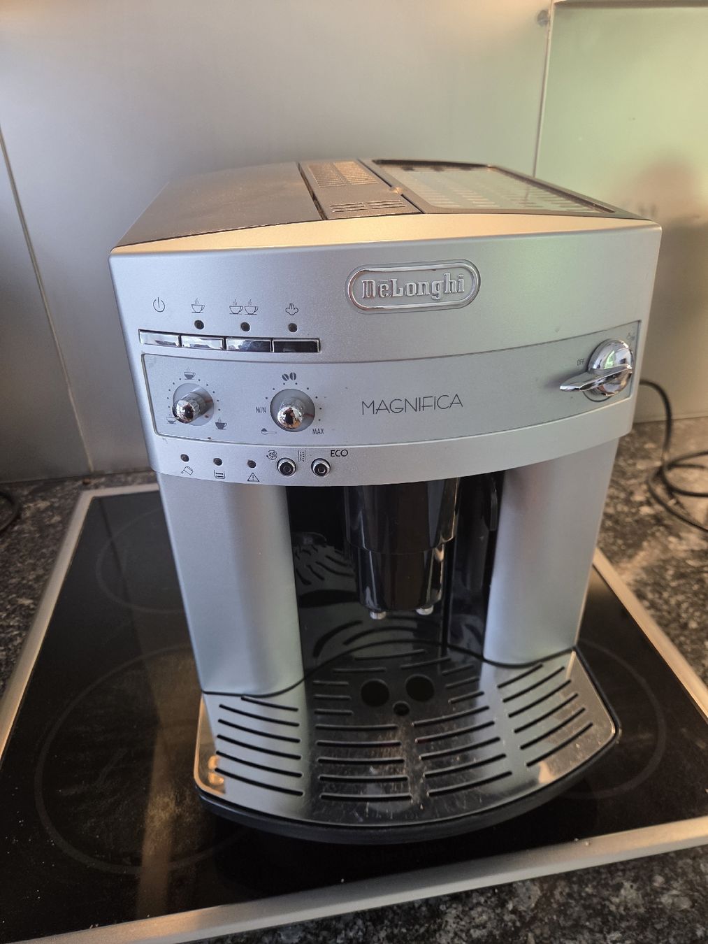 De'Longhi Kaffeemaschinen & Espressomaschinen: Kaffeemaschine DeLonghi Magnifica gebrauch – Gebraucht aus Seewis-Schmitten von Clava24