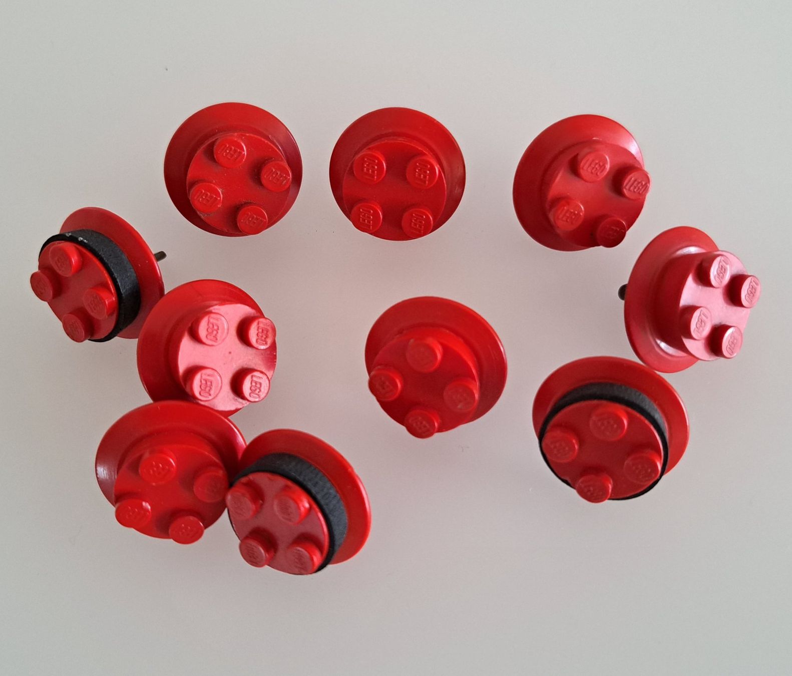 Lego Giocattoli: 10x Lego Räder mit Achsen rot, 3x mit Gummiband – Usato da Langendorf venduto da thesi246