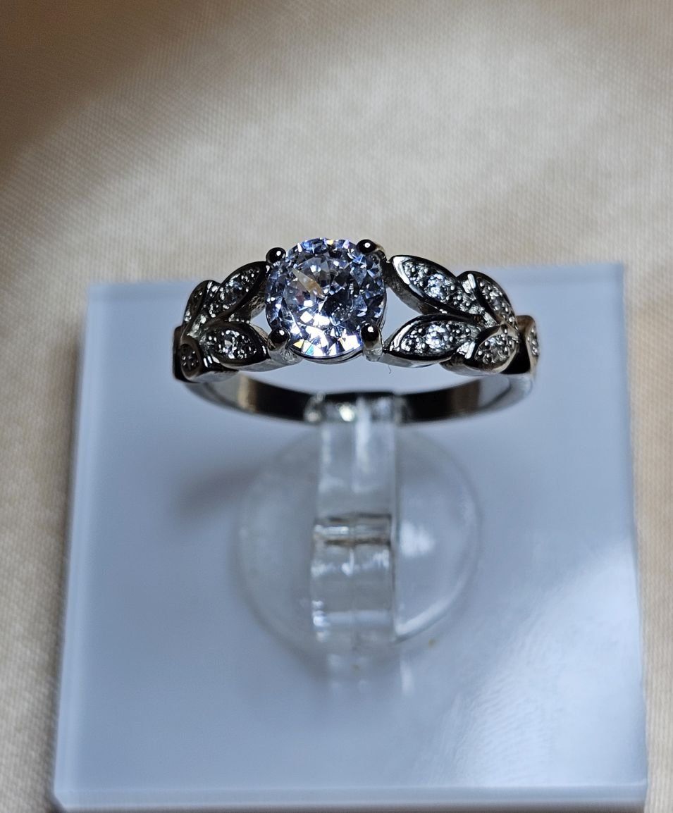 Anelli: Charmanter Ring mit weissem Stein, Gr. 8 – Nuovo (secondo la descrizione) da Grenchen venduto da lei_tjl5 1
