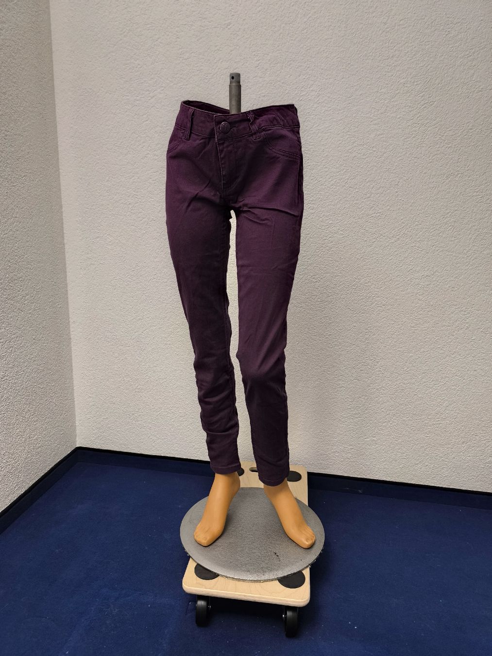 Pantaloni: Violette Hose von Fishbone - Gothic, Punk, Emo – Usato da Fischbach LU venduto da BuBri 1