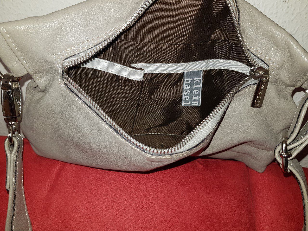 Borse da donna: Klein Basel Leder Handtasche/Umhängetasche – Usato da Basel venduto da chien008 6