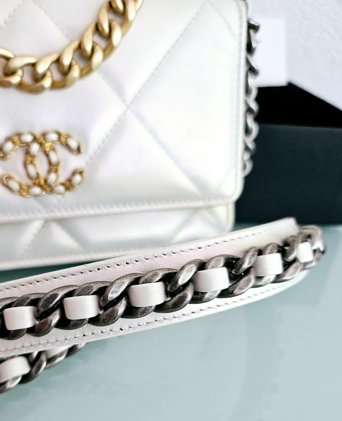 Chanel Borse da donna: Chanel WOC silber-weiss irisierend – Nuovo (secondo la descrizione) da Bern venduto da Sadler 4