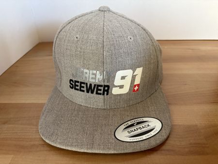 Cape / Mütze von Jeremy Seewer