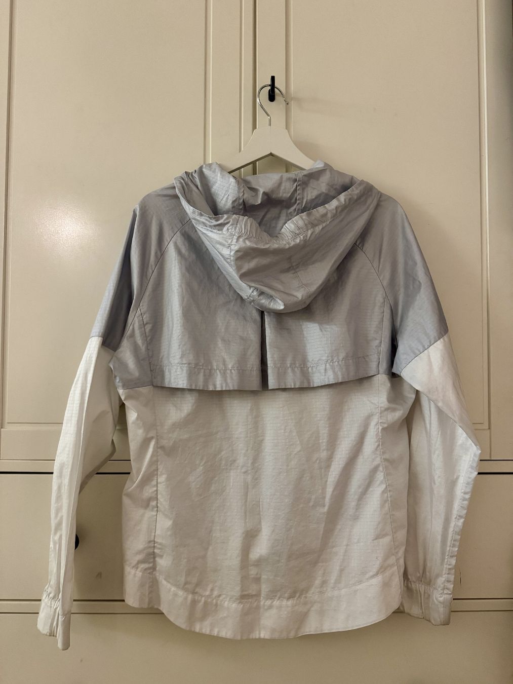 Nike Giacche: Nike WindbreakerJacket, Silver & White, Women's Size M – Usato da Bülach venduto da Bloom_Witch 2