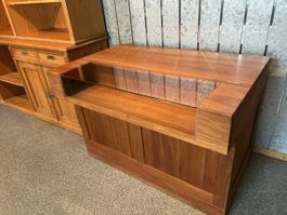 Comptoir en bois massif avec vitrine