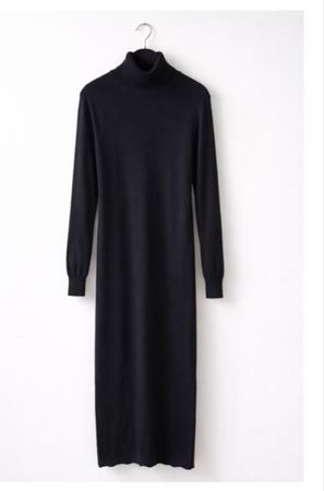 Abito nero a maglia dolcevita