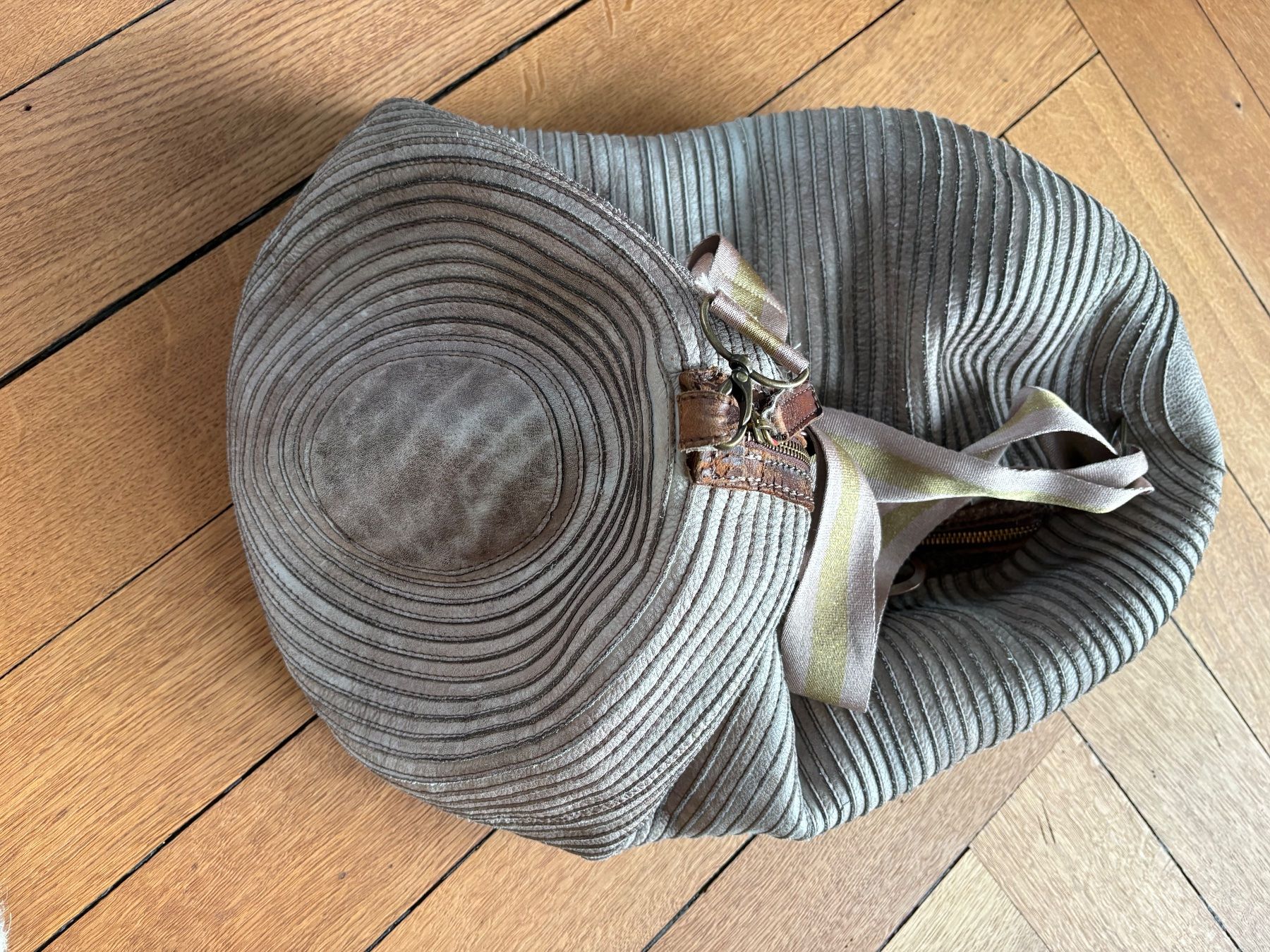 Taschen für Damen: Handtasche Beuteltasche von MAJO – Gebraucht aus Zürich von triangular 5