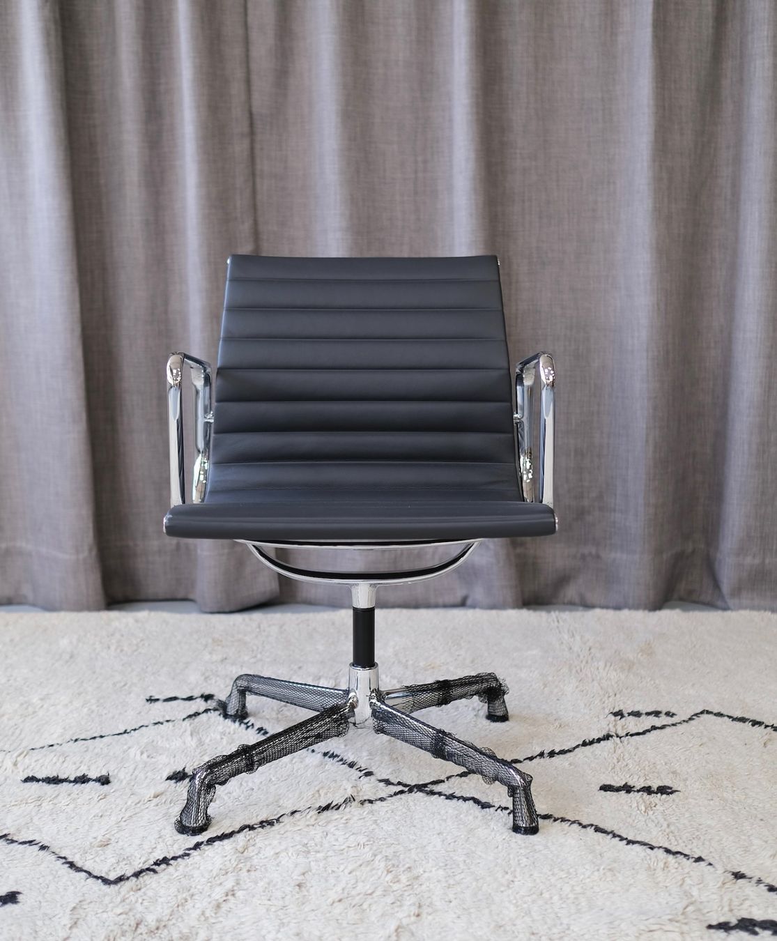 Vitra Sedie: Vitra EA 108 Aluminium chair Eames – Usato da Bern venduto da Zmodern_CON 5