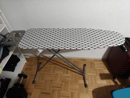 Bügelbrett mit modernem Muster / Ironing Board