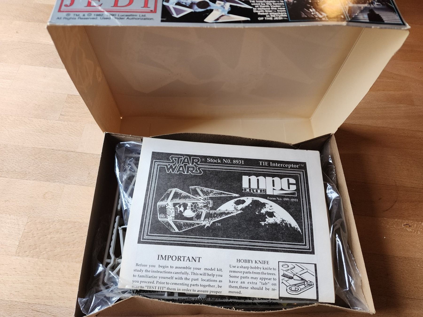 Star Wars Modellbausätze & Standmodelle: Star Wars Tie Interceptor Model Kit – Gebraucht aus Rümligen von  1