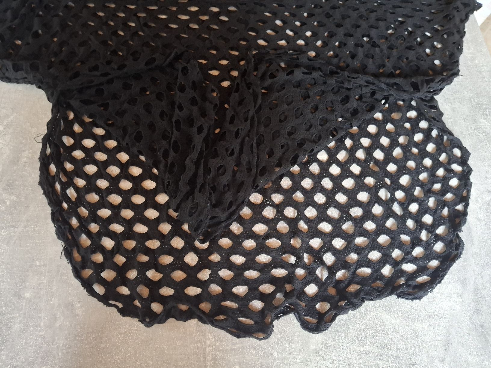 Top: Haut noir très ajouré taille S – Usato da Villiers venduto da san_jn5w 2