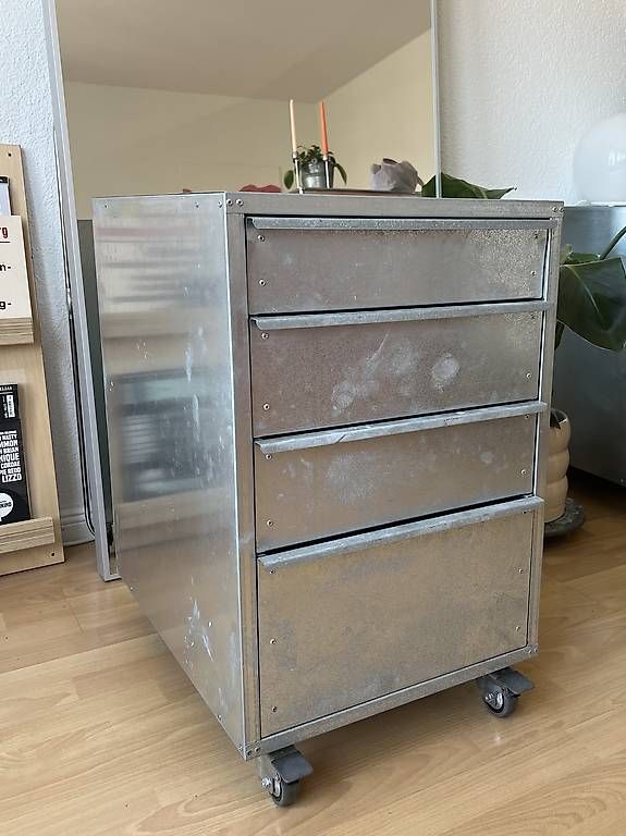 Eléments de bureau: H DESIGN Rollcontainer  verzinkter Stahl  4 Schubladen – D'occasion à Bern par nuriajael