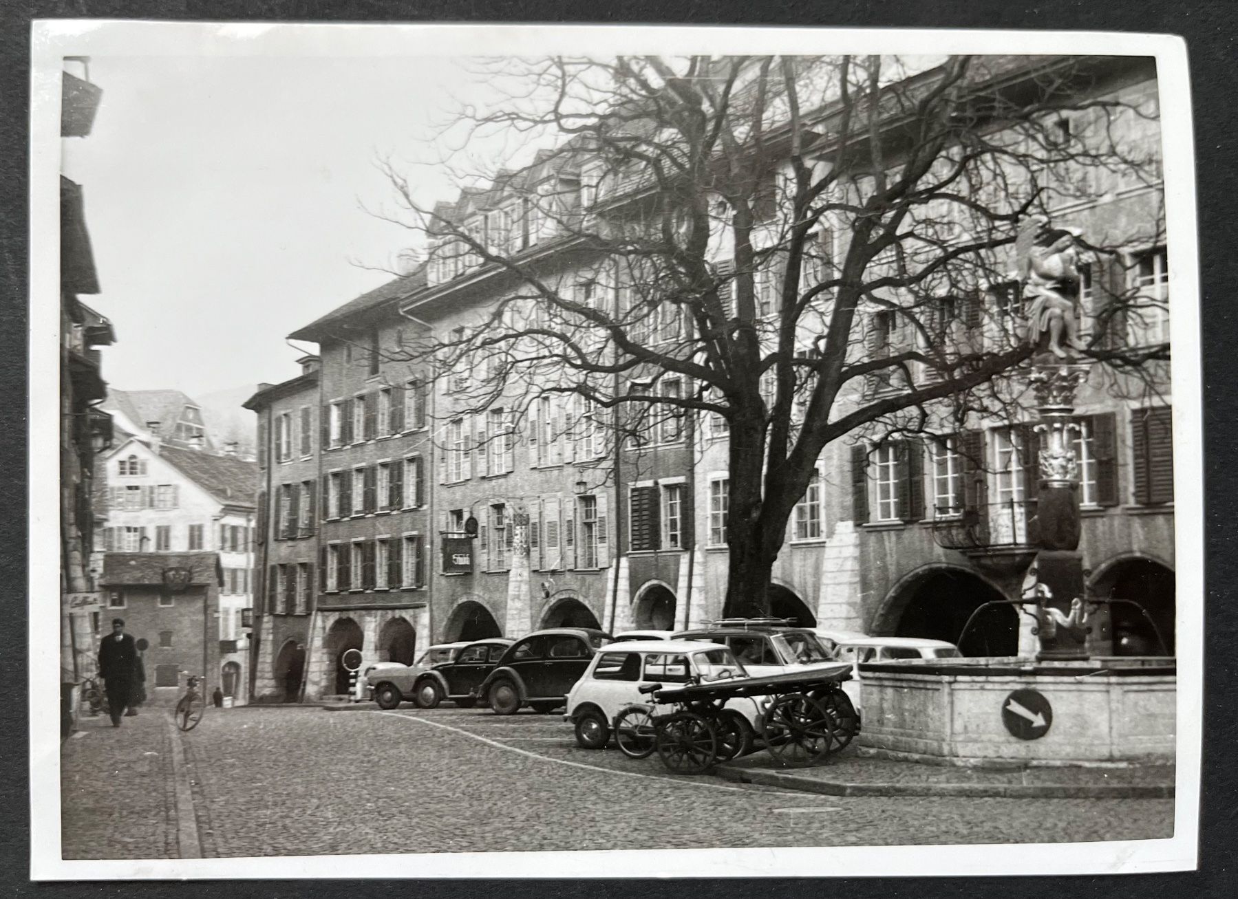 Cartoline postali: Biel-Bienne, Ortsplatz, Brunnen, Oldtimer Autos, ca 1950 – Usato da Ostermundigen venduto da DaxKarten-75
