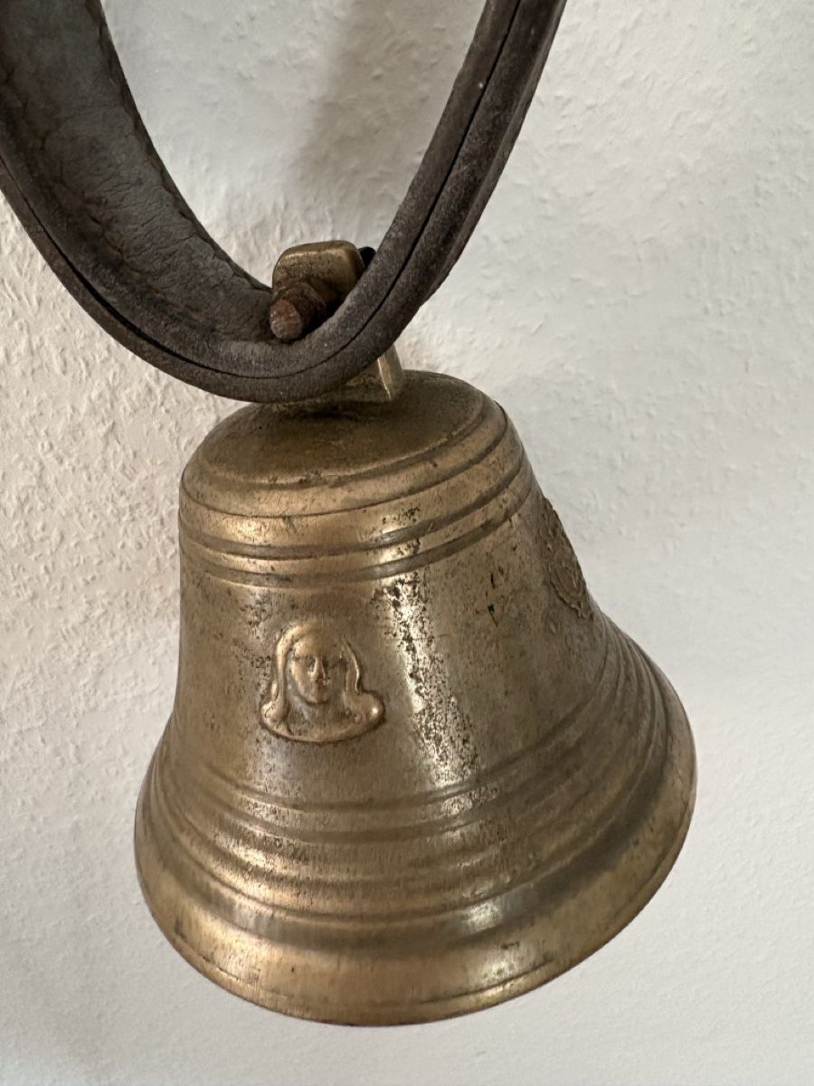 Campanacci mucche: Kuhglocke Messing mit Gesichtsprofil Durchmesser 13 cm – Usato da Embrach venduto da mays
