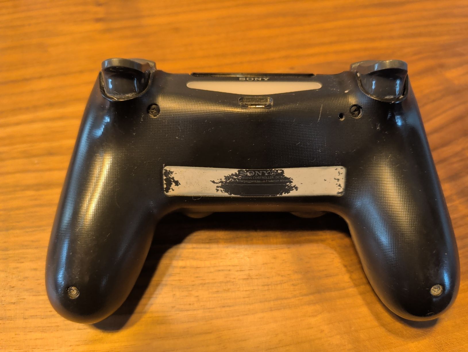 Sony Console: Zwei Sony PlayStation 4 Wireless Controllers, gebraucht. – Difettoso da Brunnen venduto da Jassteppich 4