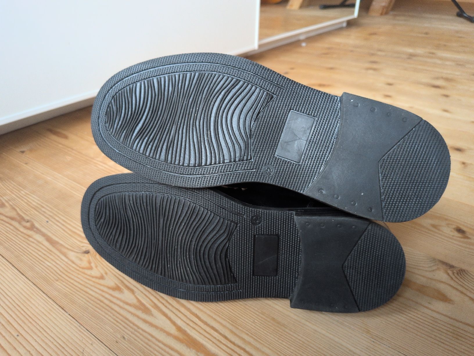 Scarpe da uomo: Schwarze Loafers aus Echtleder Grösse 42 – Nuovo (secondo la descrizione) da Tann venduto da mic_cm5j 3