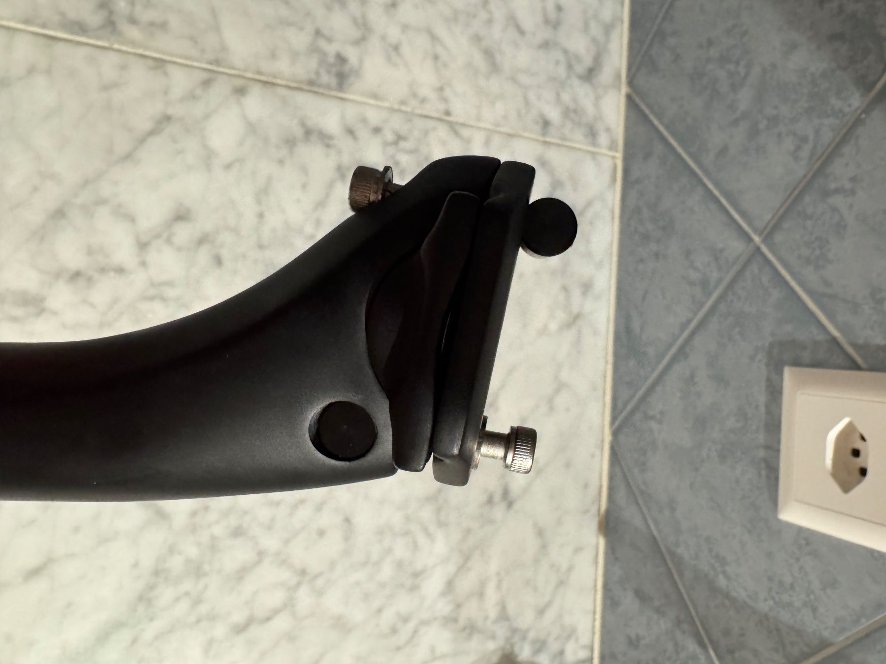 Pièces détachées: Tige de selle – D'occasion à Prez-vers-Noréaz par jon_lm5f 1