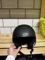 Schwarzer Celeris Skihelm mit Skibrille