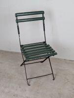 Klappstuhl der nicht mehr alle Latten am Zaun hat