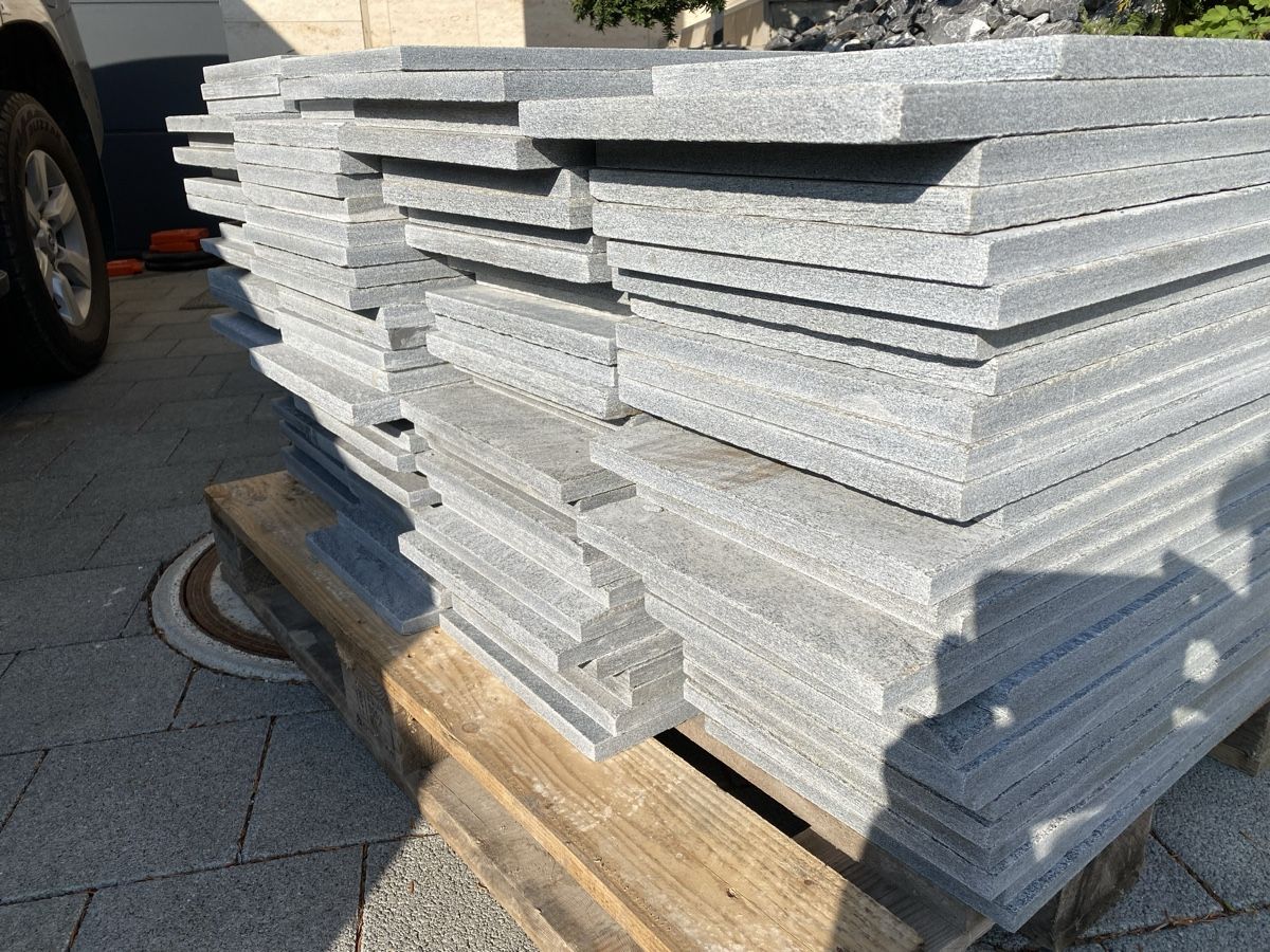 Servierplatten: 1 Palette ca 20 m2 Granit Platten – Gebraucht aus Birrwil von Bendegriz