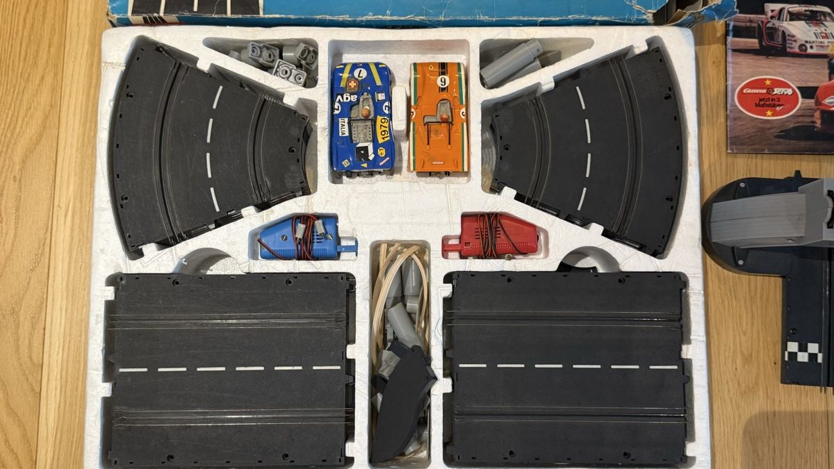 Carrera Rennbahnen: Avus 30300 Carrera Autorennbahn – Gebraucht aus Udligenswil von Renten 2