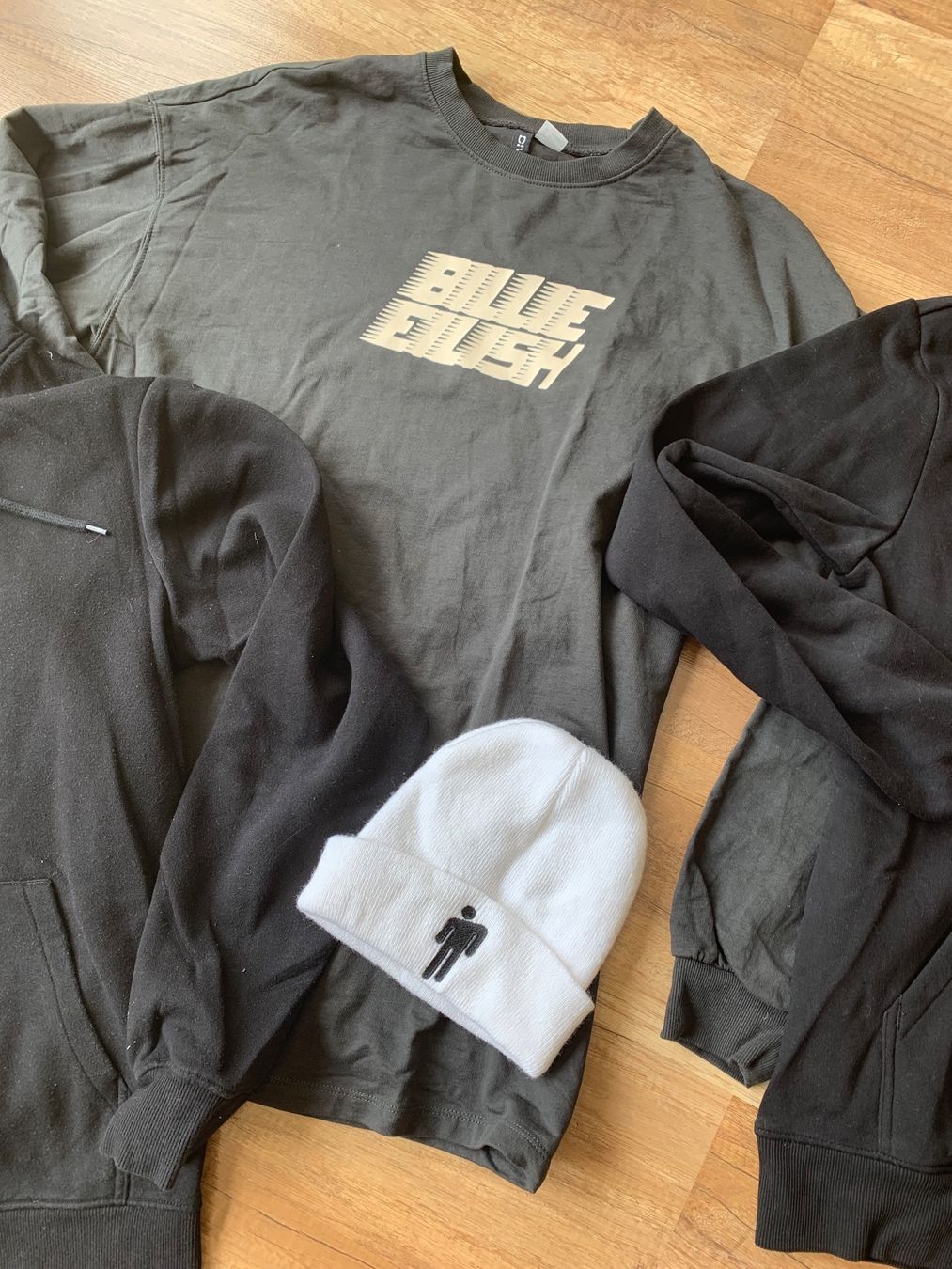Lotti di vestiti: BILLIE EILISH grosses Fanpaket Hoodies Pullover Gr. S – Usato da Meiringen venduto da Jackwashere 2
