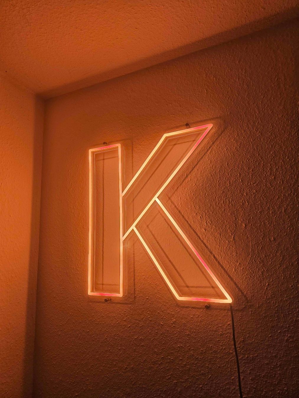 Lampade: Neon-LED-Schild "K" – Custom Made & OVP – Nuovo e nell'imballaggio originale da Kriens venduto da Aamari