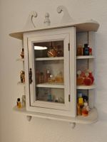 Vintage Wand- Vitrine, Shabby Chic mit Parfümsammlung