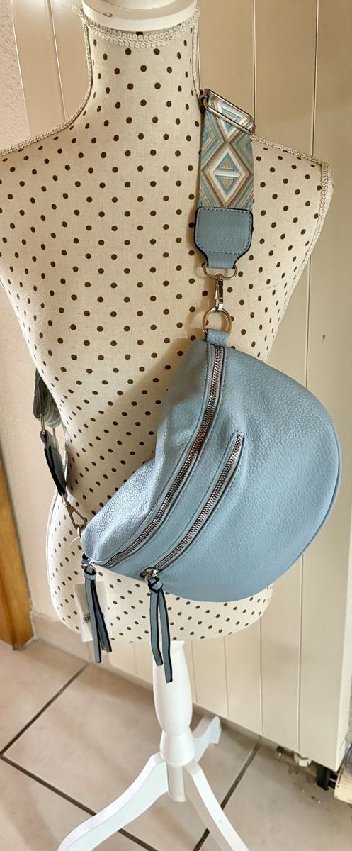 Borse da donna: Trendige hellblaue Bauchtasche mit Wechselgurt, neu! – Nuovo e nell'imballaggio originale da Safenwil venduto da taschenlady