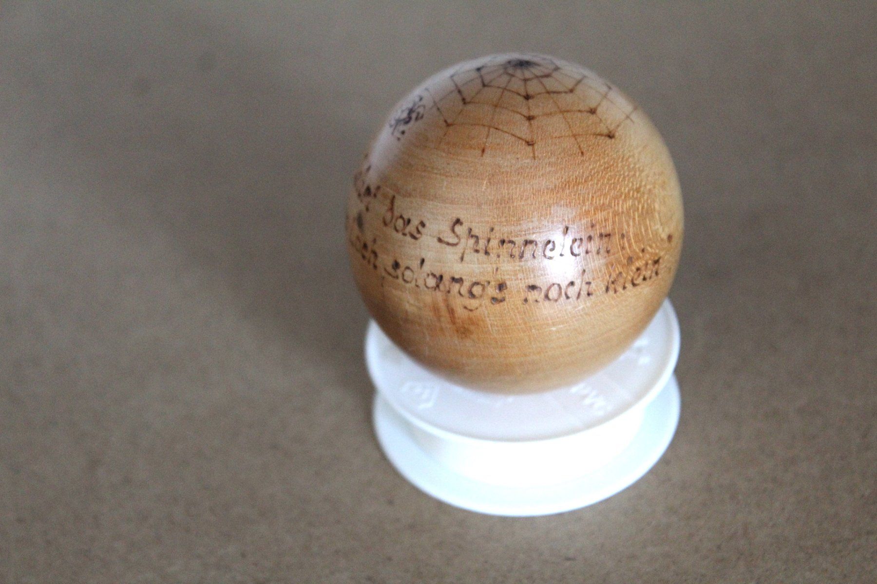 Articoli in legno: Vintage Holz Strumpfkugel mit Spruch ect. – Usato da Locarno venduto da fripui 3