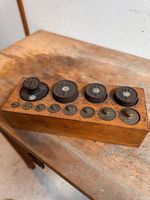 Antiker Gewichtssatz 1g-500g im Holzblock  Vintage Deko