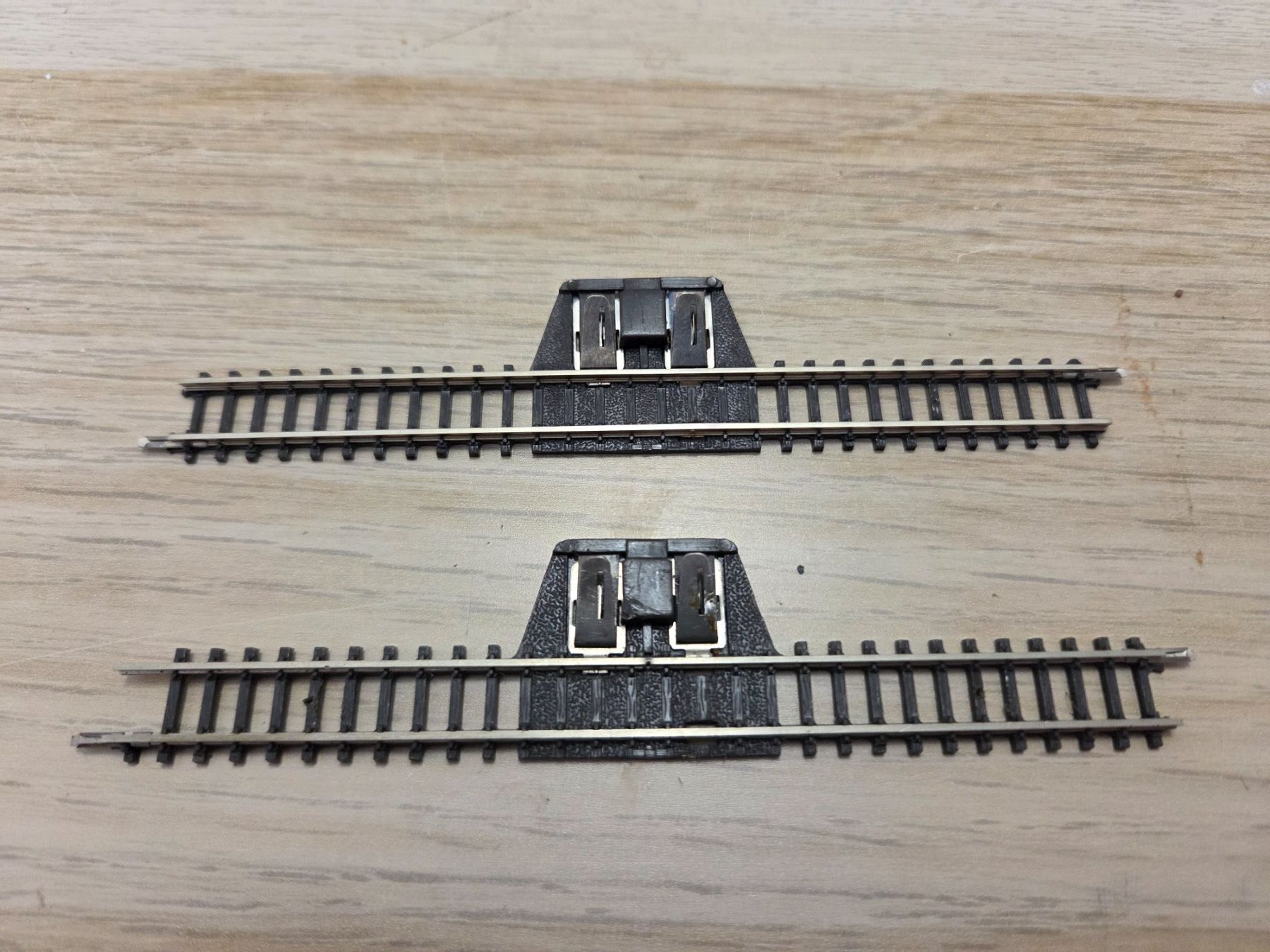 Märklin Modellini di ferrovie: Märklin 2 x 8590 Schaltgleis Z – Usato da St-Aubin-Sauges venduto da Lo_Go