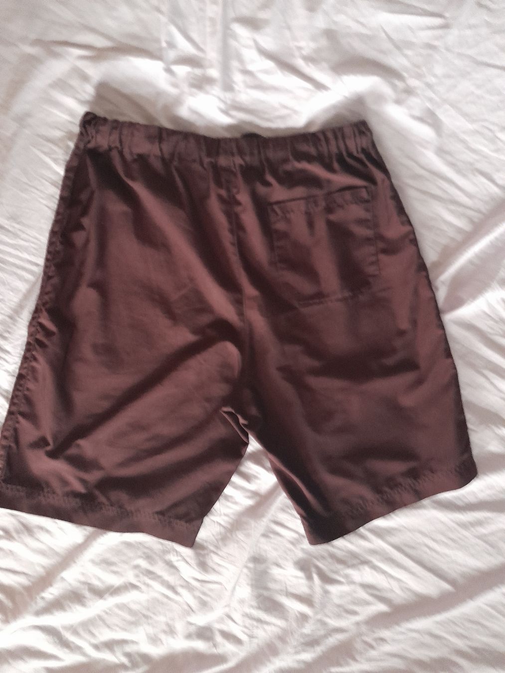 Pantalons: short bordeau taille M  – D'occasion à Genève par ang_fd8z 2