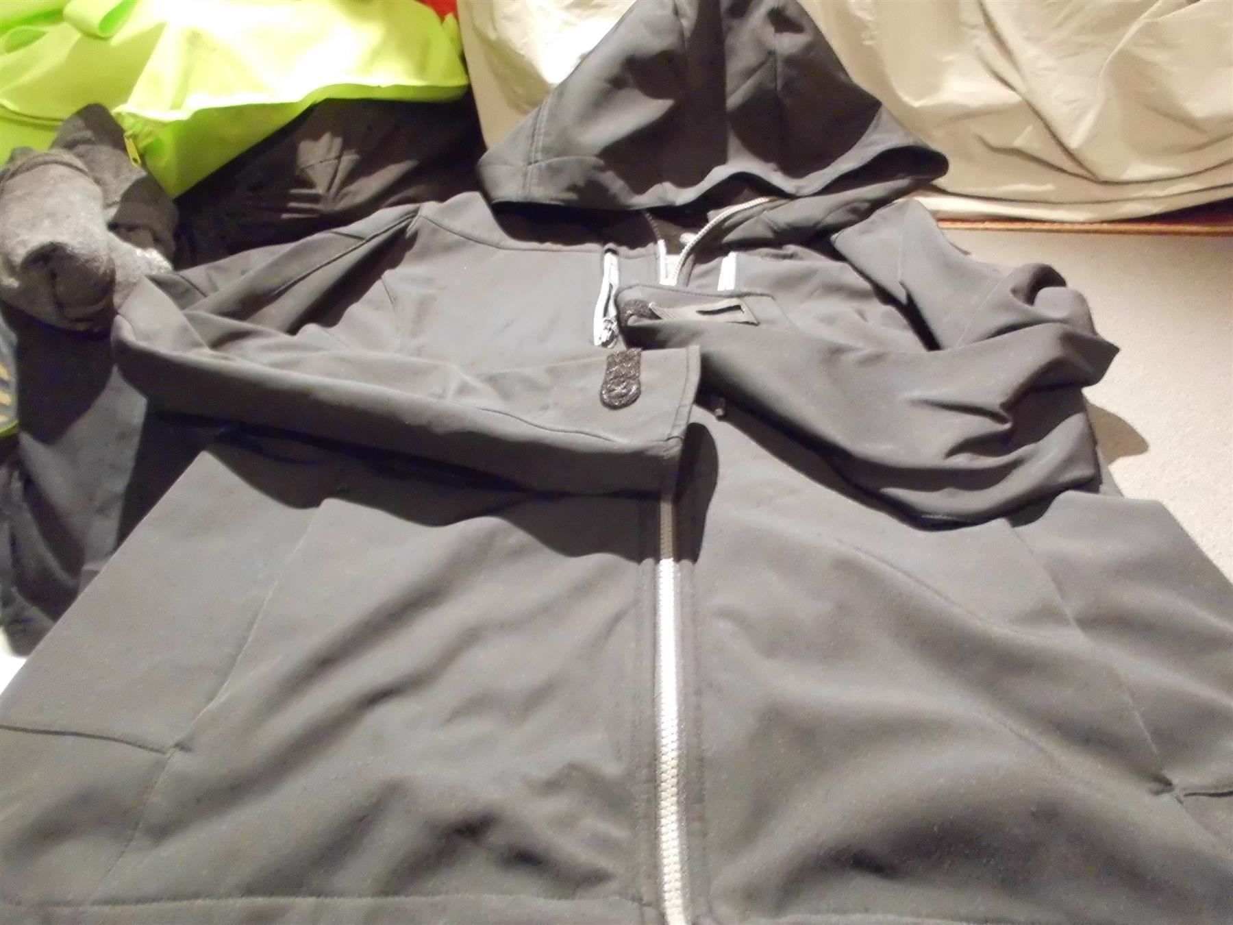 Vestes: Jacke Grösse XL, KTec, schwarz, mit Kapu – D'occasion à Zürich par Motzkuh