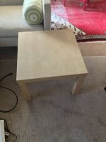 Praktischer Beistelltisch in heller Holzoptik (z.B. IKEA)