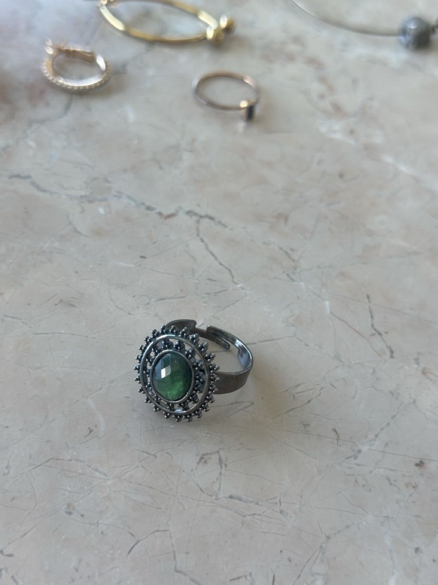 Ringe: Ring mit Gruenem Stein verstellbar silberfarben – Gebraucht aus Schlieren von axe_nr8f 1