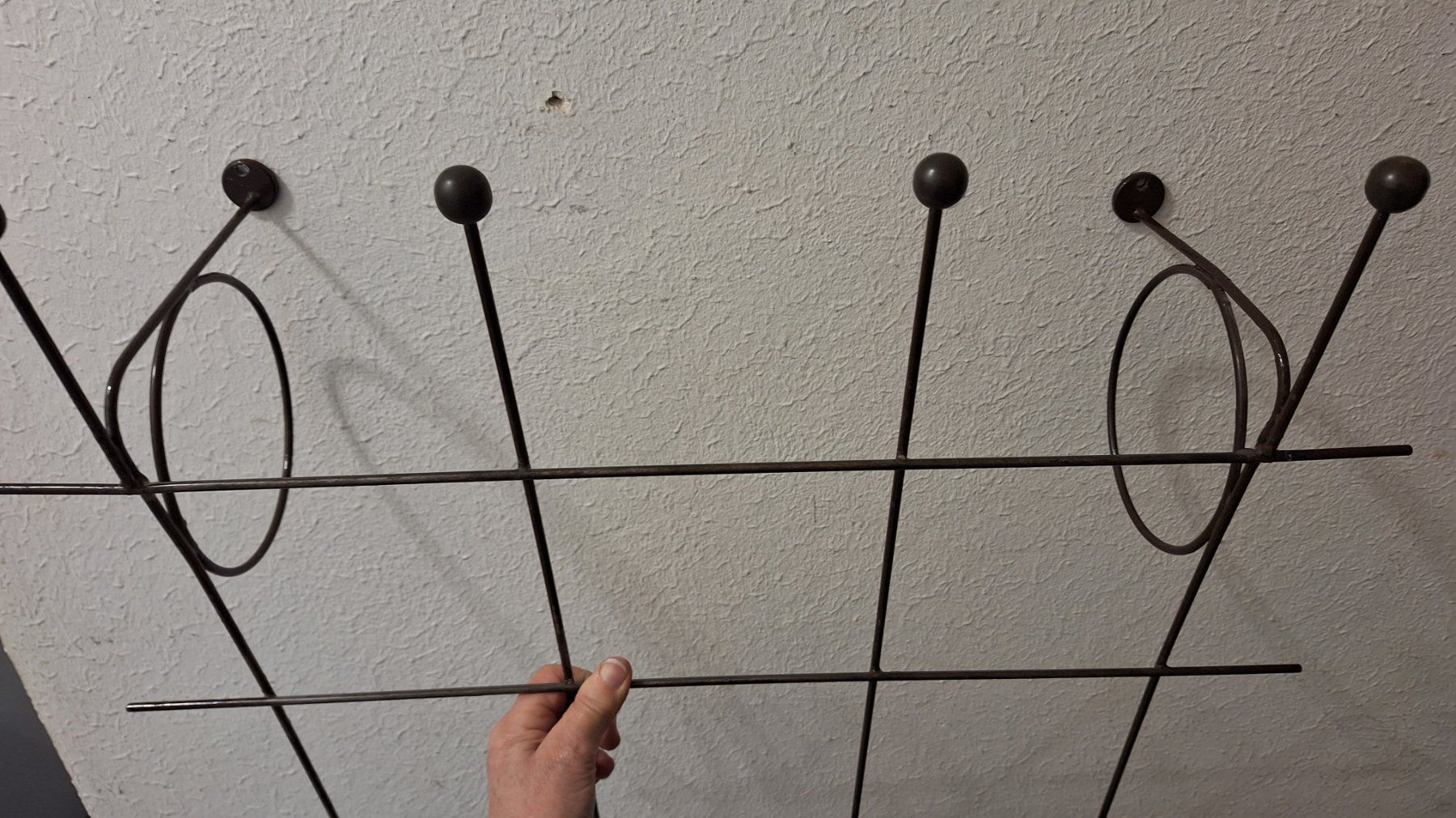 String Garderobe: Mid century -String-Wand-Garderobe  ,Metall minimalistisch – Gebraucht aus Arlesheim von shopradl 3